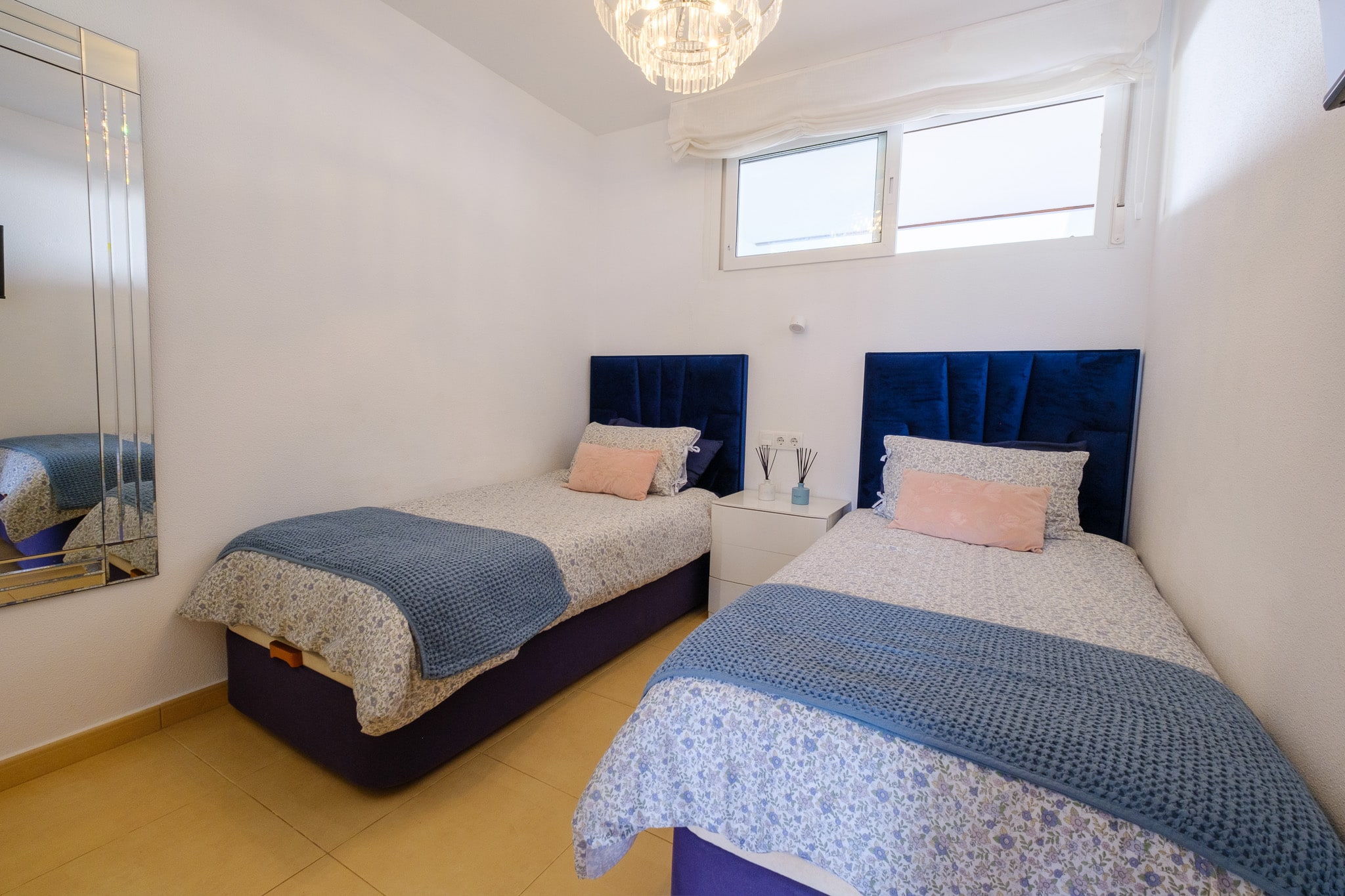 Luna · Twin bedroom